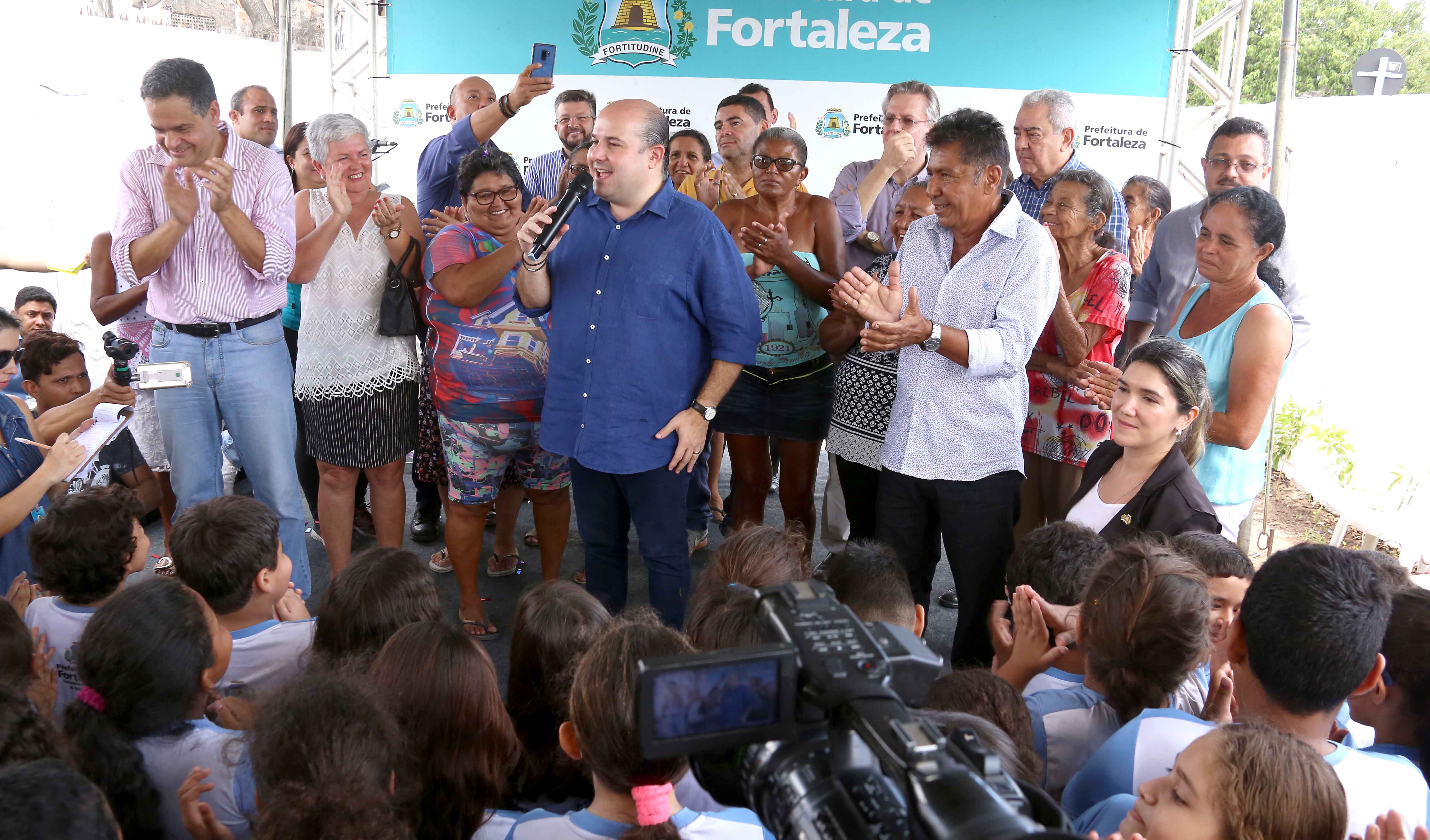 várias pessoas num palco